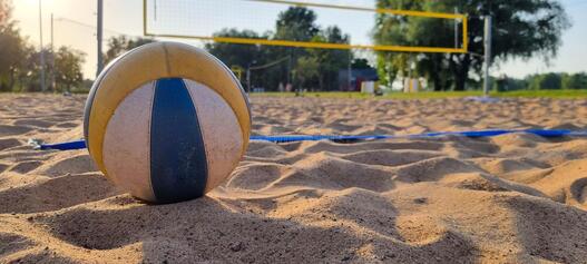 terrain-de-beach-volley-avec-ballon-dans-le-sable-222433359.jpg